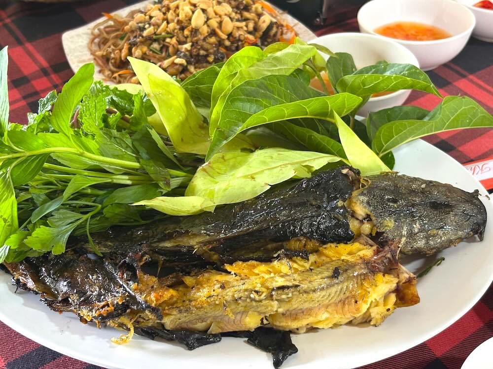 Ăn cá trê nướng với rau rừng giữa U Minh Hạ